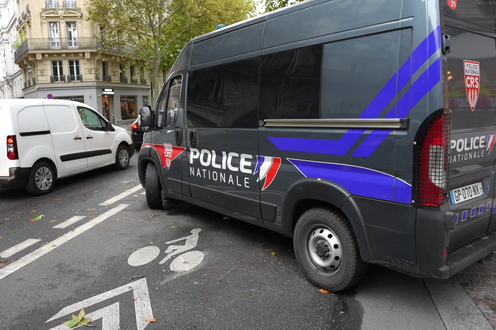 Polizeifahrzeug der CRS in Paris vor Gebäude