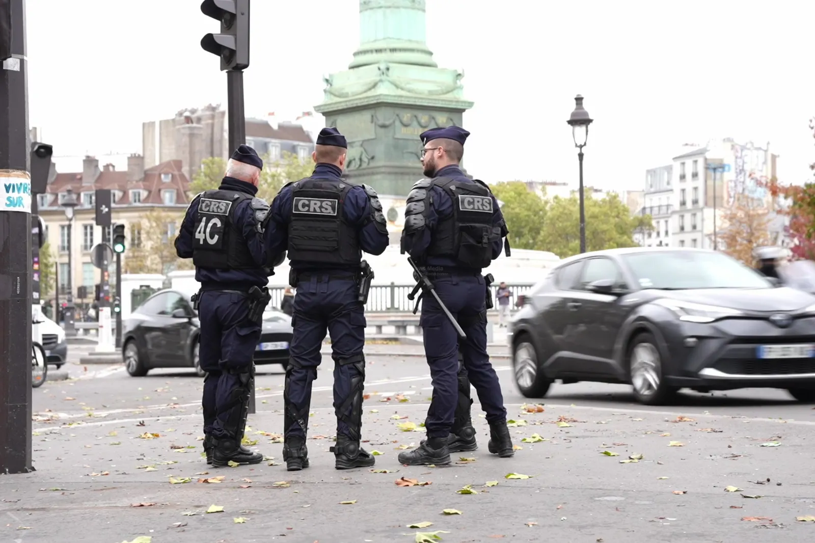 CRS-Polizisten vor Säule in Paris bei Protestvorbereitungen